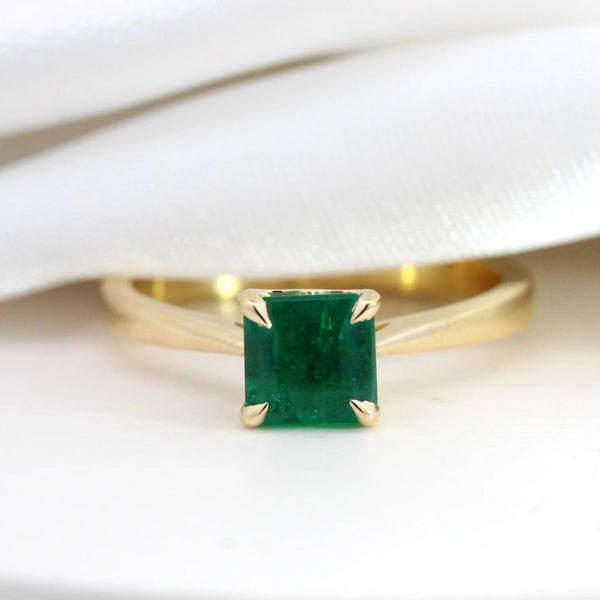 emerald solitaire ring with talon claws
